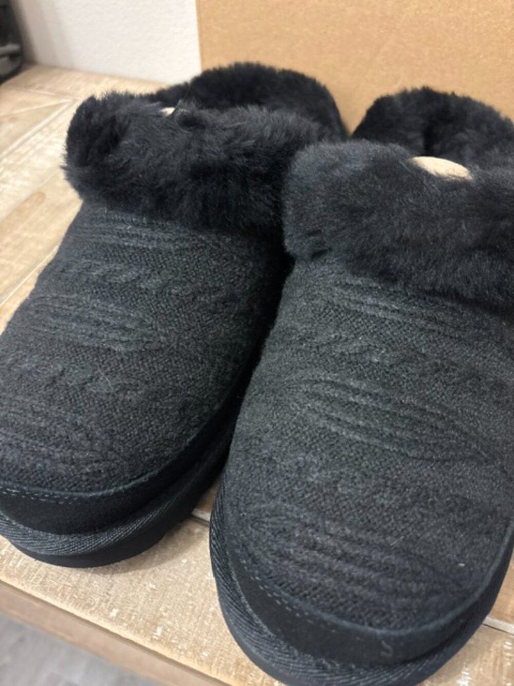 NEW UGG Cluggette Genuine Shearling Lined Indoor Outdoor Slippers - Picture 7 of 7